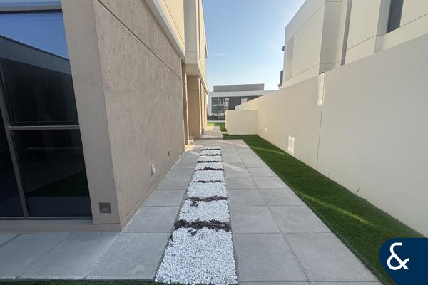 Spacious | Single Row | Landscaped Garden