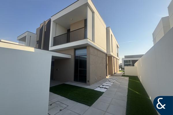 Spacious | Single Row | Landscaped Garden