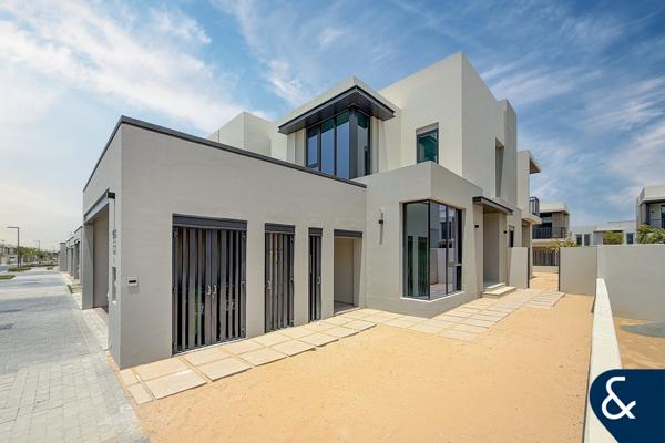 4 Bedroom E1 | End Unit | Excellent Layout