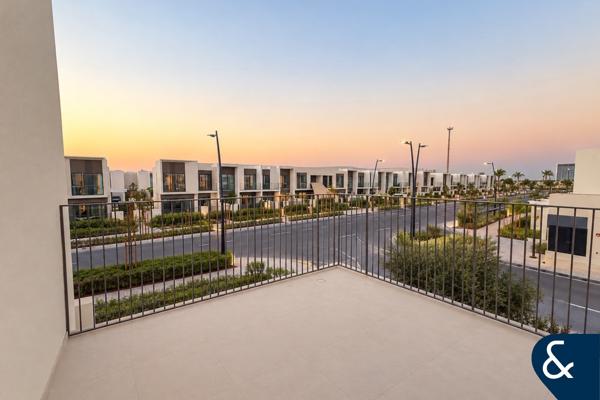 Upgraded Kitchen | Single Row | Landscaped