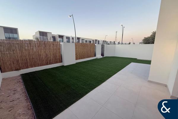 Upgraded Kitchen | Single Row | Landscaped