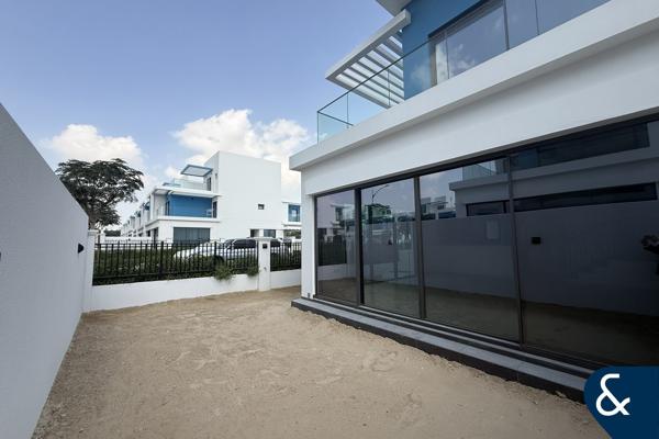 Corner End Unit | 5 Beds Maid | Best Plot