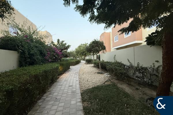 Stunning | Near Pool & Park | Ready to Move