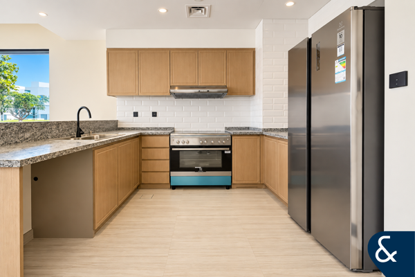 3,294 Plot | On Park | Best Location