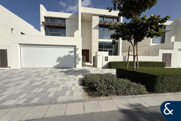Contemporary | 4Bedrooms | Near Lagoon
