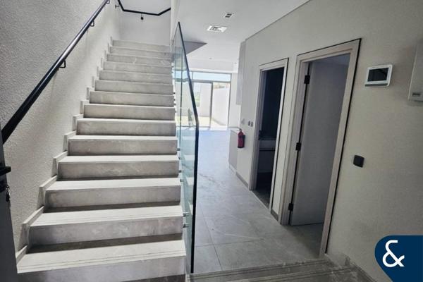 SINGLE ROW | 2 + Maids | NOTICE SERVED