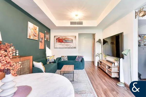 Fully Upgraded | 2 Bedrooms | Study | Vacant