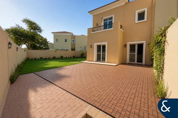 Huge Plot | Single Row | Vacant Now l 3E