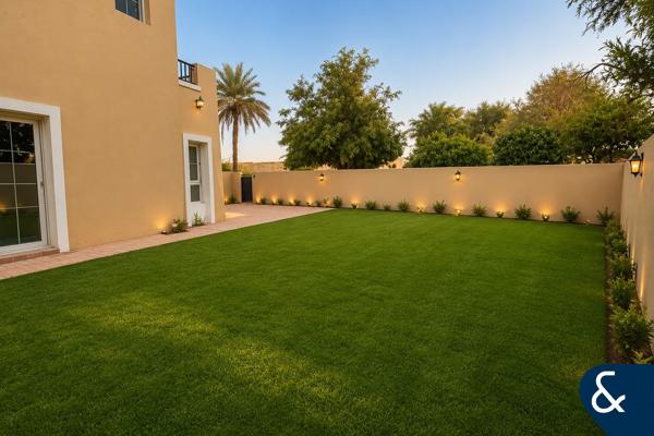 Huge Plot | Single Row | Vacant Now l 3E
