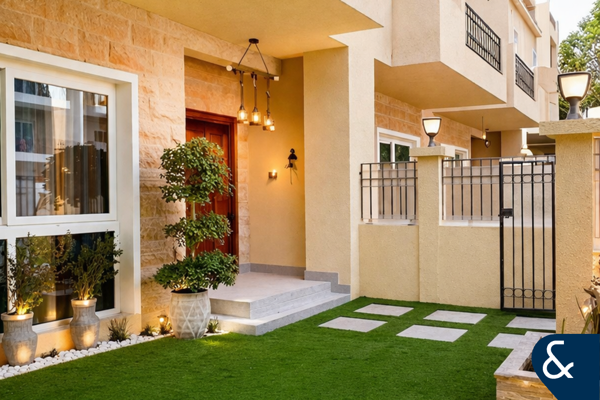 EXCLUSIVE | UPGRADED 4 BED TH | CORNER PLOT