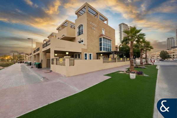 EXCLUSIVE | UPGRADED 4 BED TH | CORNER PLOT