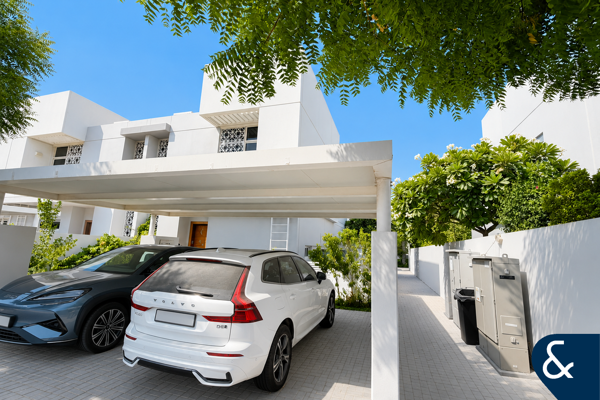 3Bedrooms | Single Row | Huge Corner Plot