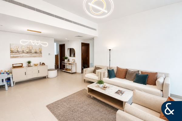 3Bedrooms | Single Row | Huge Corner Plot