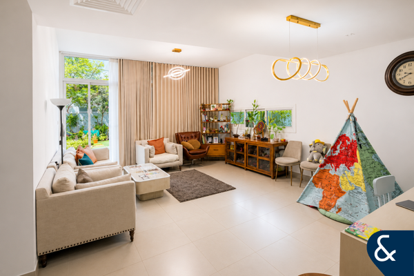 3Bedrooms | Single Row | Huge Corner Plot