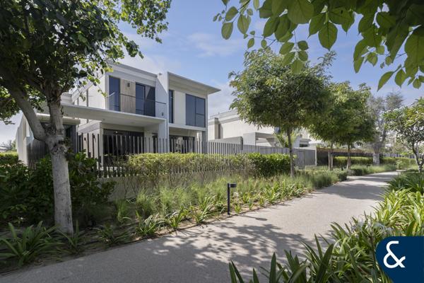 Pool & Park Backing | VOT | Large Plot Unit