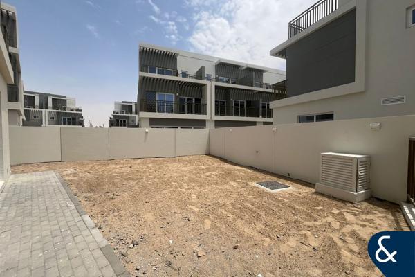 LARGE CORNER PLOT | SEMI SINGLE ROW | VACANT