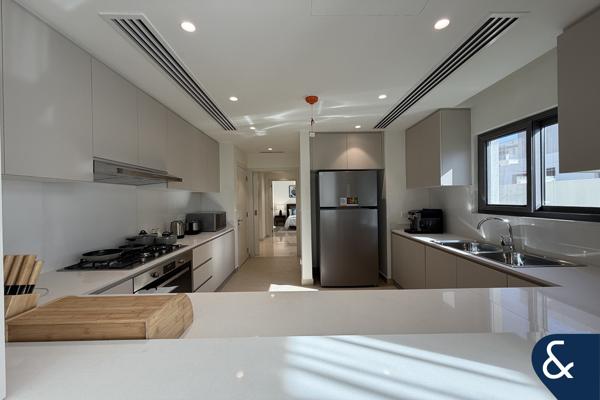 Single Row | OP Deal | Backing Green | 5 Bed