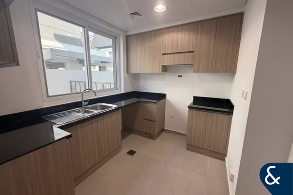 4 Bed Corner | Private | New | Motivated