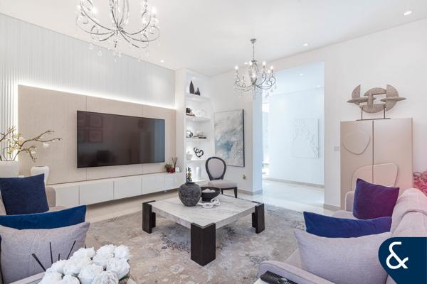 Upgraded Villa | 5 Beds| Opposite Park | VOT