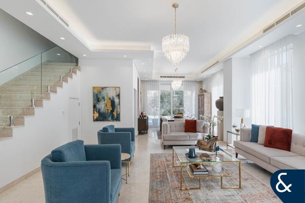 Upgraded Villa | 5 Beds| Opposite Park | VOT