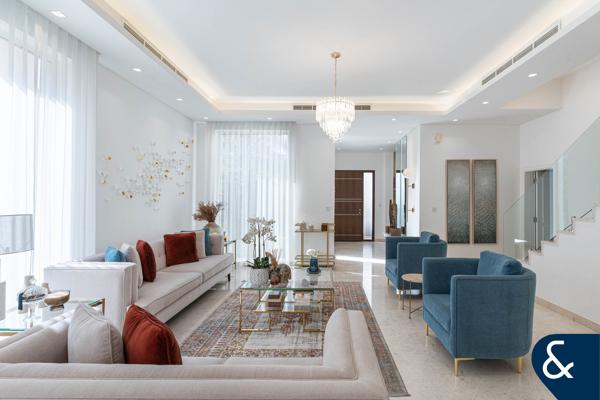 Upgraded Villa | 5 Beds| Opposite Park | VOT
