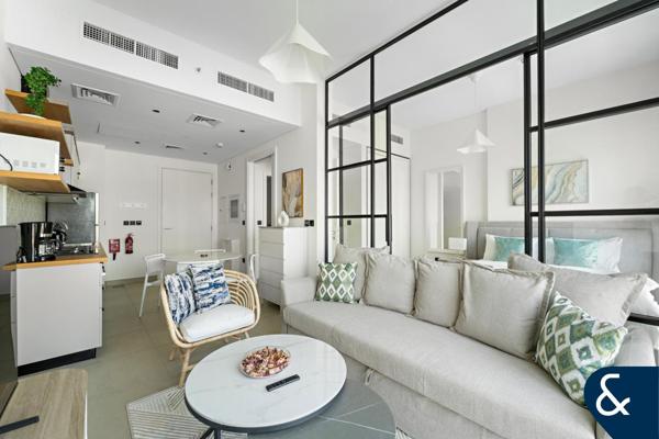 Bright Open Plan Living | Furnished | Vacant