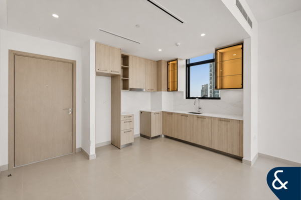 Sunset Views | Corner Unit | Open-Plan Living