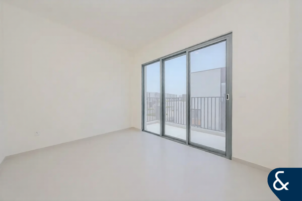 Single Row | Large Corner Plot | Vacant