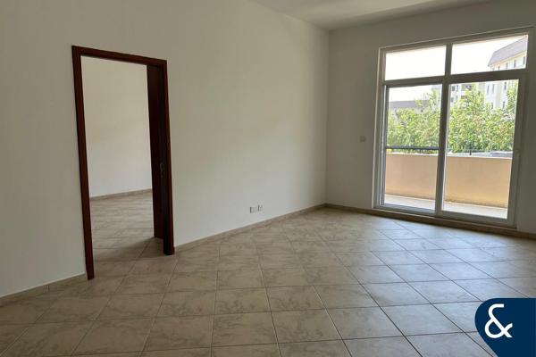 Spacious 1 bedroom | Vacant | Pool Facing