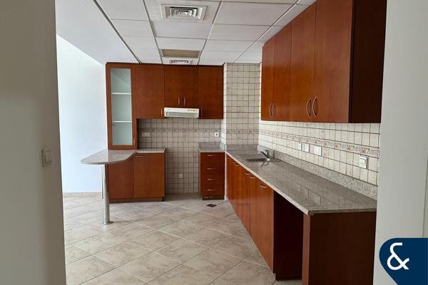 Spacious 1 bedroom | Vacant | Pool Facing