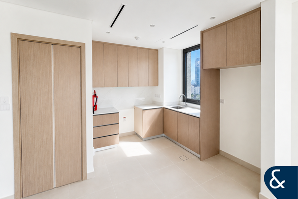 Corner Unit | Brand New | Community Expert