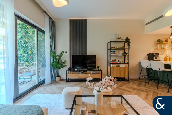 Modern Apartment | Balcony & Park Views