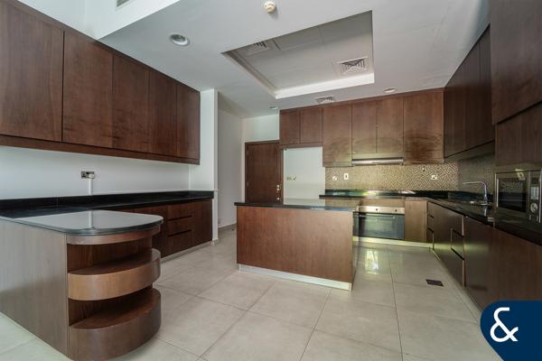 Spacious 5 Bed | Corner Villa | Park Backing