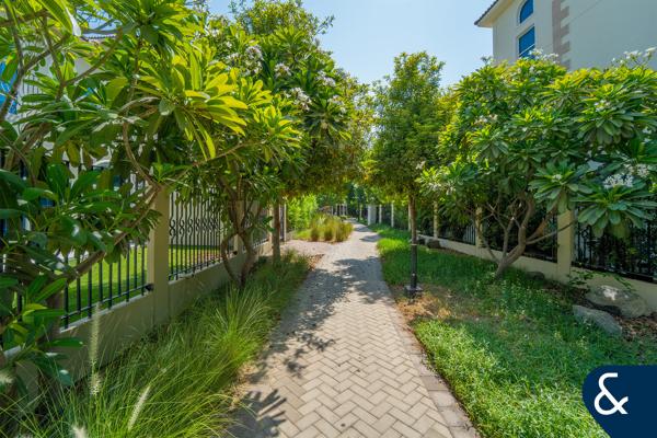 Spacious 5 Bed | Corner Villa | Park Backing
