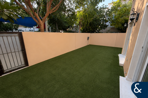 Vacant | Single Row Backing Park | Immaculate