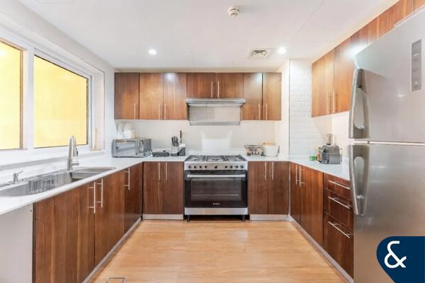 Vacant | 2 living areas | Huge - 4800 BUA