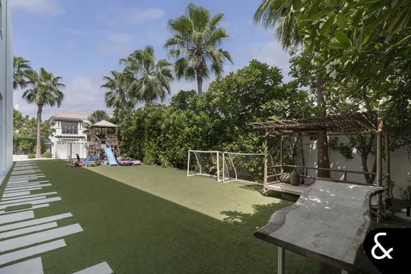Fully Renovated Villa with Burj Khalifa Views - Image 9