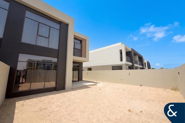 Rare Find | Single Row | Roof Terrace | Park