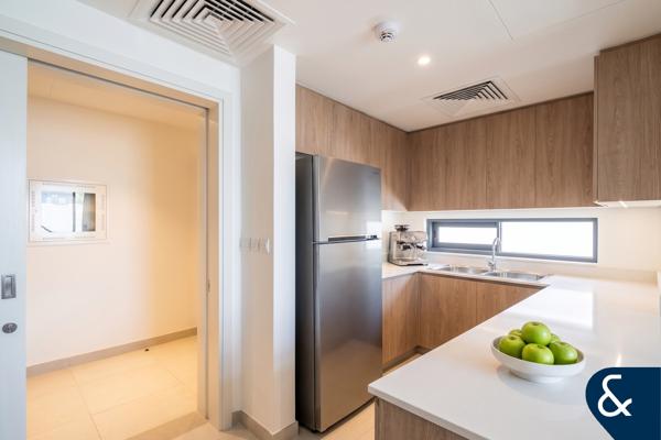 Rare Find | Single Row | Roof Terrace | Park
