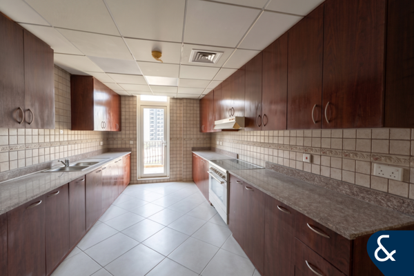 Three Bed I 2413 Sqft I Mid Floor I Vacant