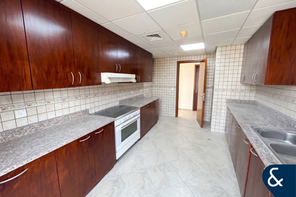 Three Bed I 2413 Sqft I Mid Floor I Vacant