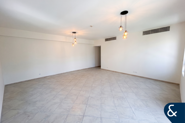 Three Bed I 2413 Sqft I Mid Floor I Vacant