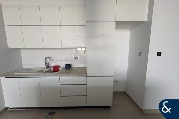 Spacious 2 Bed | Oia Residence | Motor City