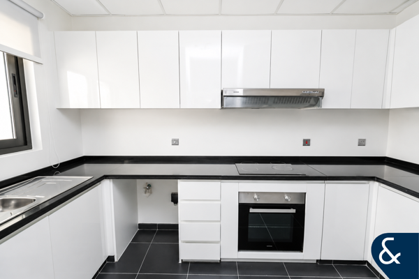 2BR Townhouse | Closed Kitchen | Spacious