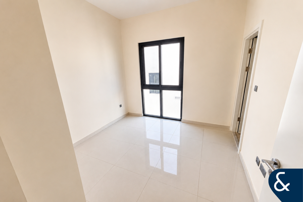 Corner | R2EM | 3BR + Maids | Closed Kitchen