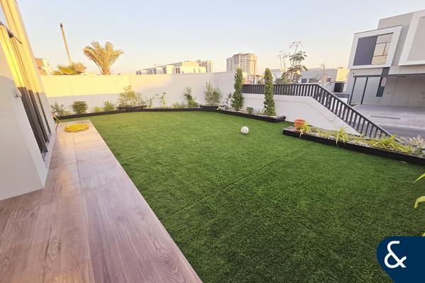 Vacant| Corner Plot |Close to pool and park