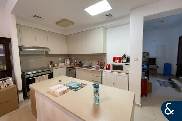 Corner Unit | Spacious | Avail 1st Nov